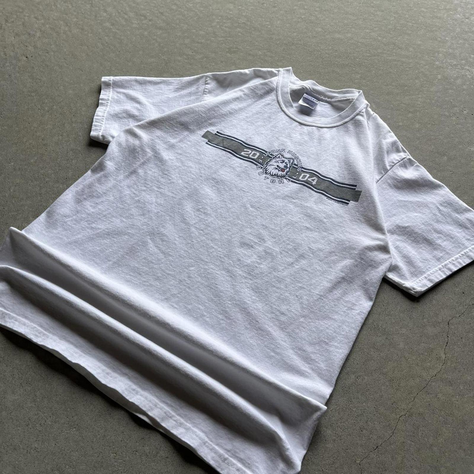 Vintage 2004 UConn Football T-Shirt - Uptwn Vintage