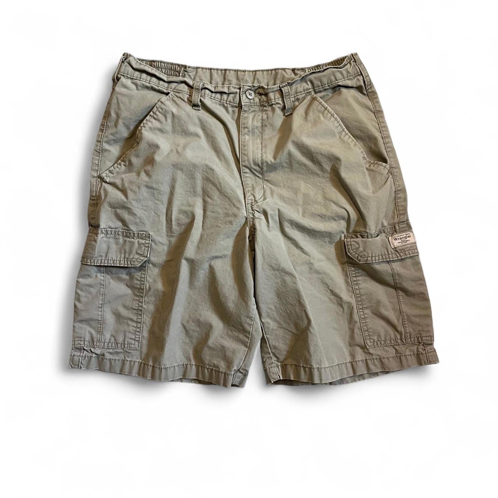 Vintage Y2K Baggy Tan Wrangler Cargo Shorts Wrangler 6446c1f5-8eaf-4780-a33c-e23186d6a108