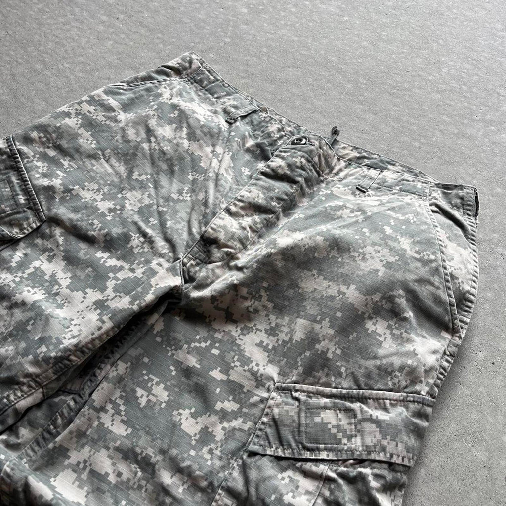 Vintage 90s US Army Camouflage Cargo Pants - Uptwn Vintage